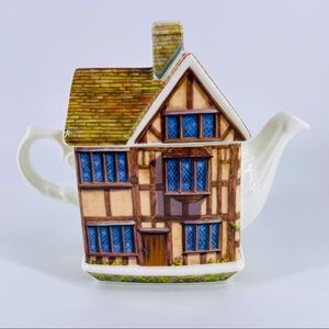 James Sadler Traditional England “Shakespeare’s Cottage” Teapot Disney Parks